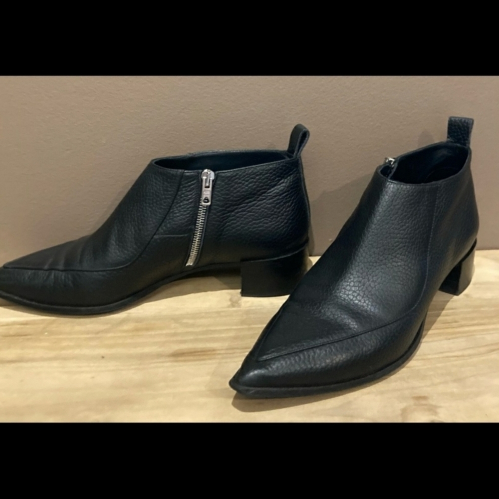 Everlane the Boss pointed toe black pebbled leather ankle  Booties 6.5